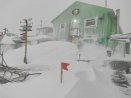 В Антарктиду пришла зима:  полярников заметает снегом